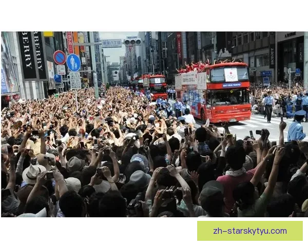 一起欢呼喝彩！本地奥运健儿于14日中午乘敞篷巴士游行